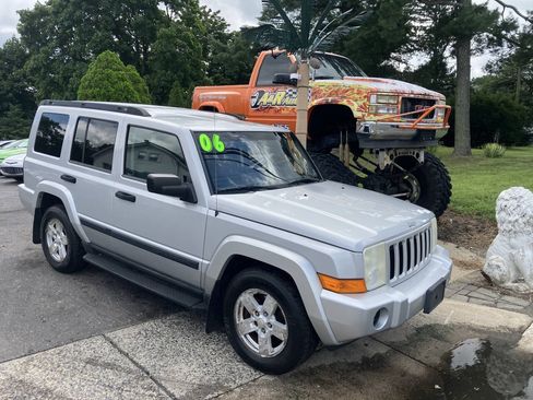 Used 2006 Jeep Commander 4WD image 2