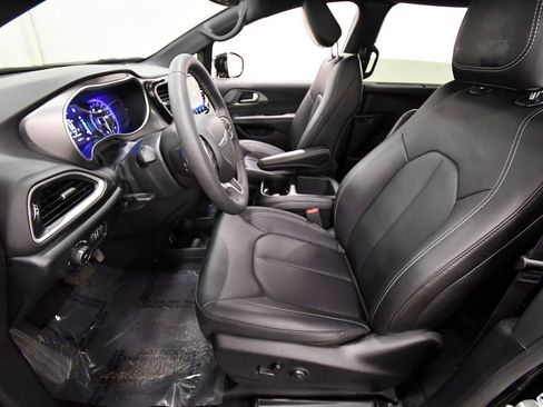 Used 2025 Chrysler Pacifica Select image 14