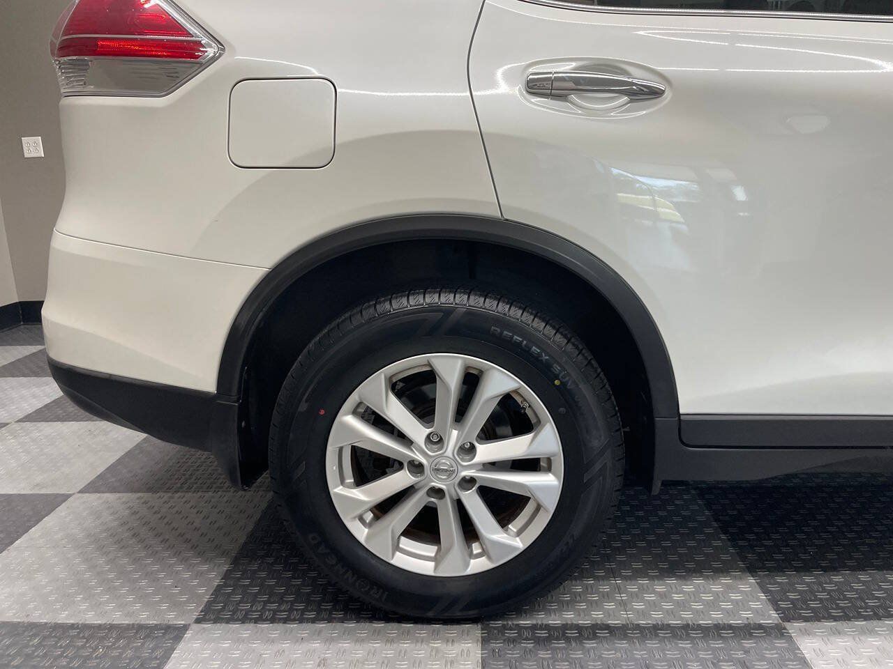 Used 2015 Nissan Rogue SV FWD image 7