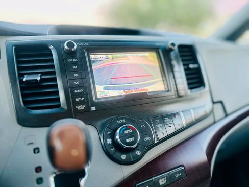 Used 2014 Toyota Sienna XLE w/ XLE Premium Package FWD image 16