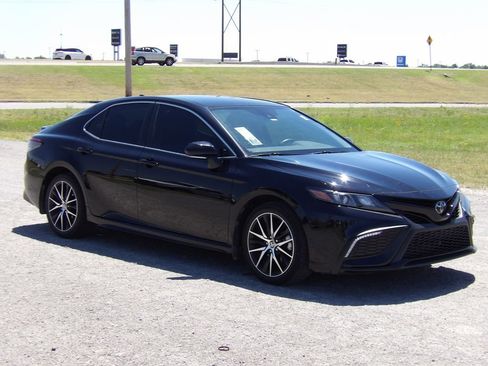 Used 2023 Toyota Camry SE FWD image 4