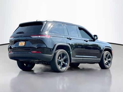 Used 2023 Jeep Grand Cherokee Altitude AWD/4WD image 7