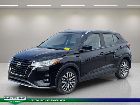 Used 2023 Nissan Kicks SV image 3