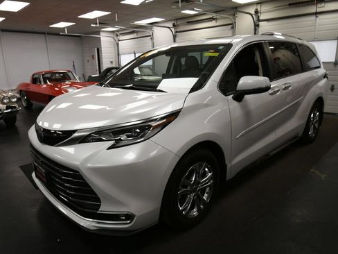 Certified 2023 Toyota Sienna Platinum AWD/4WD image 4