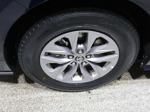 Used 2024 Toyota Sienna XLE image 9