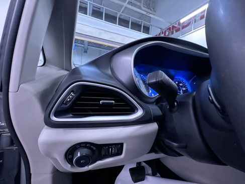 Used 2024 Chrysler Pacifica Touring-L image 16