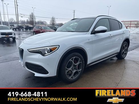 Used 2022 Alfa Romeo Stelvio Ti image 3