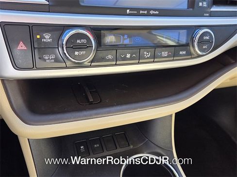 Used 2019 Toyota Highlander XLE image 25