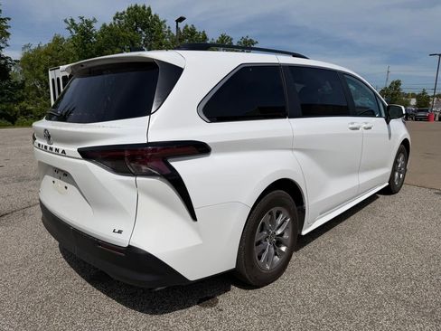 Used 2025 Toyota Sienna LE AWD/4WD image 4