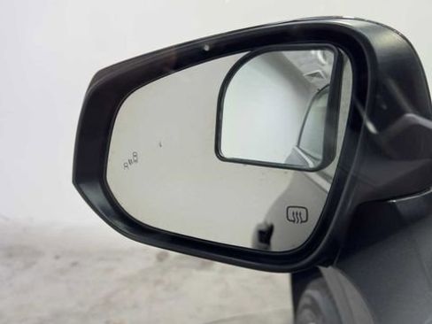 Used 2021 Toyota Highlander LE FWD image 11