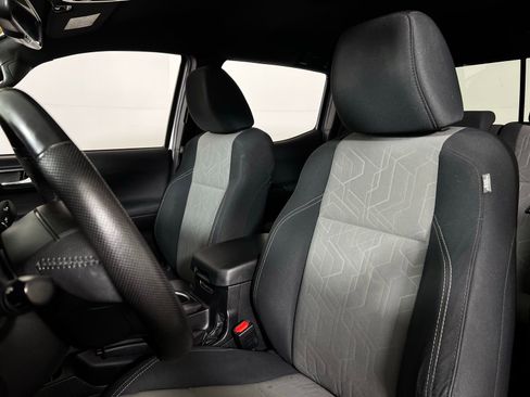 Used 2021 Toyota Tacoma TRD Off-Road w/ Technology Package image 13