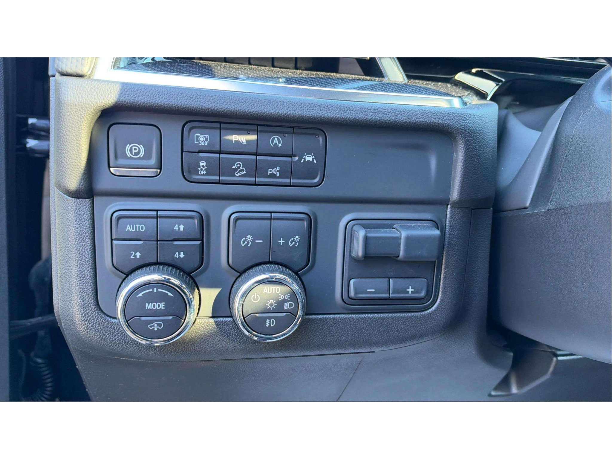 Used 2025 Chevrolet Suburban RST w/ RST Capability Package AWD/4WD image 22