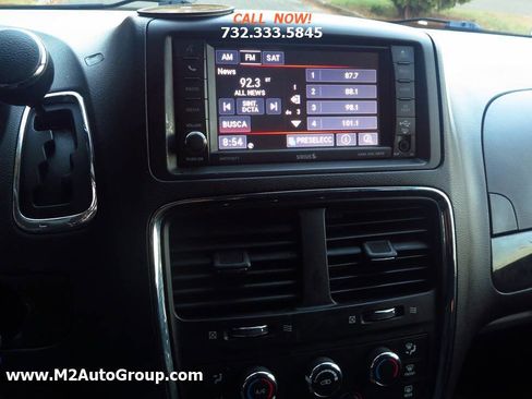 Used 2018 Dodge Grand Caravan SE w/ UConnect Hands-Free Group image 9