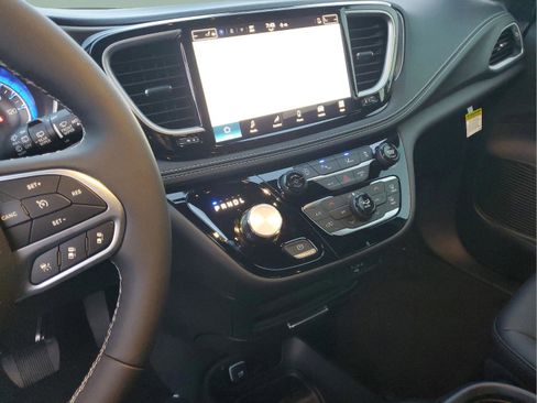 New 2026 Chrysler Pacifica Select FWD image 25