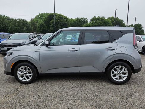 Used 2025 Kia Soul LX image 3