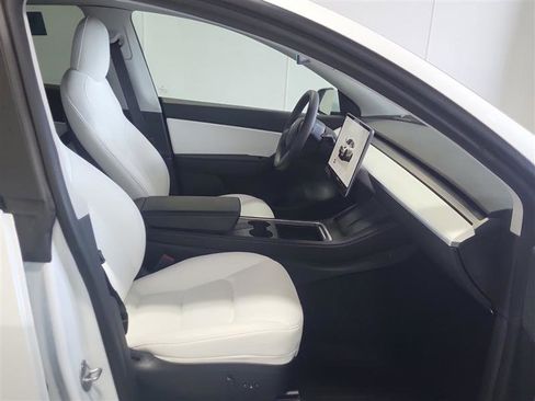 Used 2022 Tesla Model Y Long Range image 8