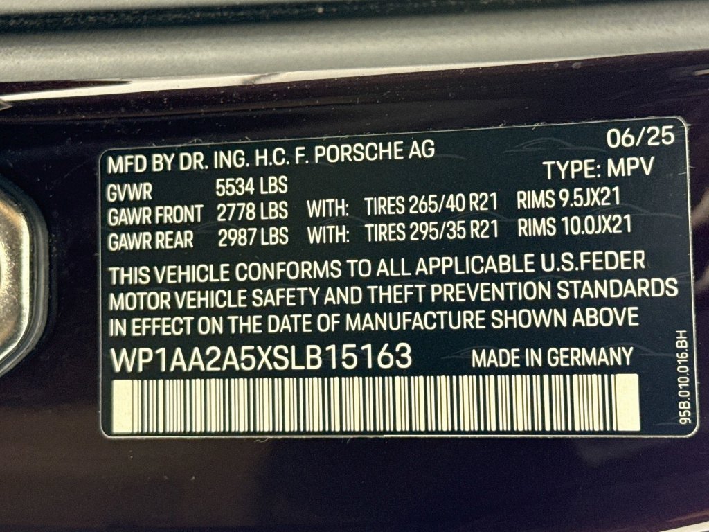 Certified 2025 Porsche Macan AWD/4WD image 34