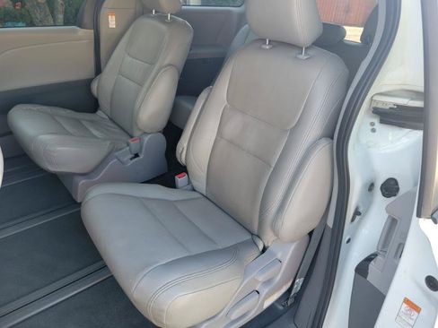 Used 2020 Toyota Sienna L FWD image 23