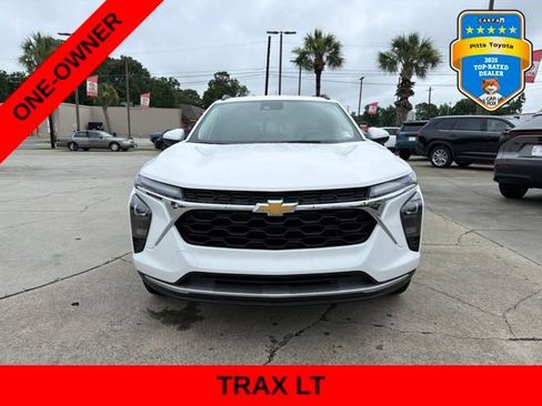 Used 2025 Chevrolet Trax LT FWD image 2