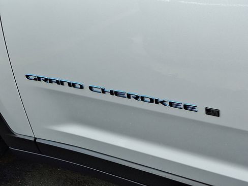 Certified 2023 Jeep Grand Cherokee Trailhawk w/ Luxury Tech Group III image 30