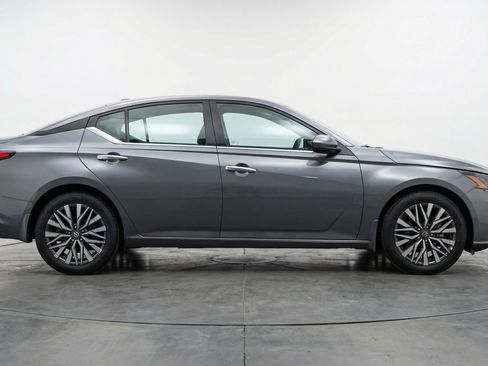 Used 2025 Nissan Altima 2.5 SV FWD image 11