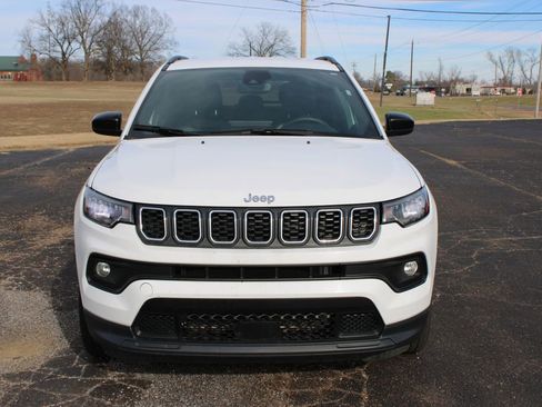 Used 2024 Jeep Compass Latitude image 3