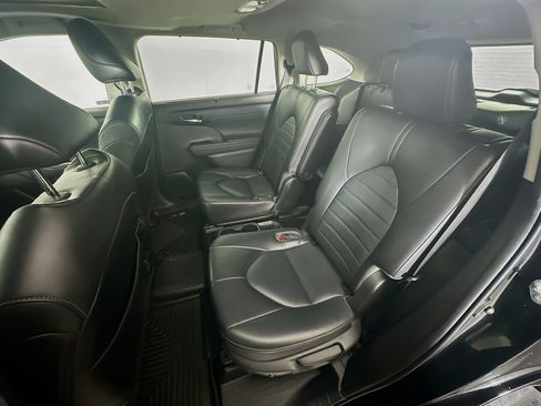 Used 2022 Toyota Highlander XLE FWD image 27