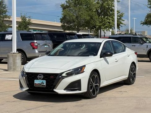 Used 2024 Nissan Altima 2.5 SR FWD image 9