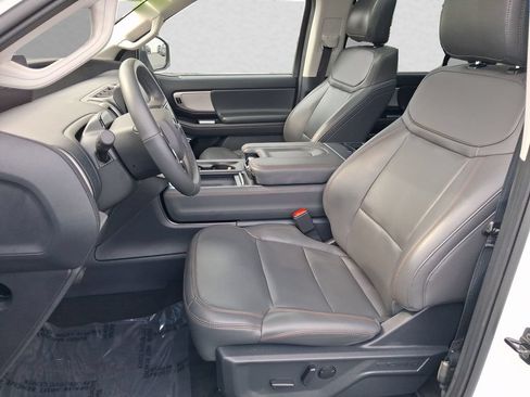 Used 2025 Ford Expedition Active AWD/4WD image 9