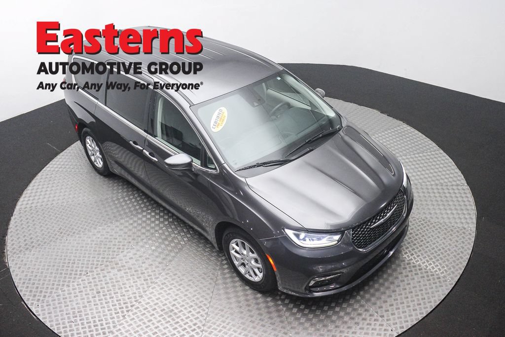 Used 2023 Chrysler Pacifica Touring-L FWD image 4