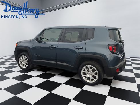 Used 2023 Jeep Renegade Latitude image 3