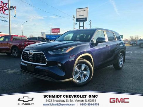 Used 2024 Toyota Highlander LE image 1