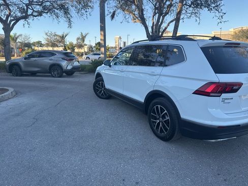 Used 2021 Volkswagen Tiguan SE w/ Panoramic Sunroof Package image 7