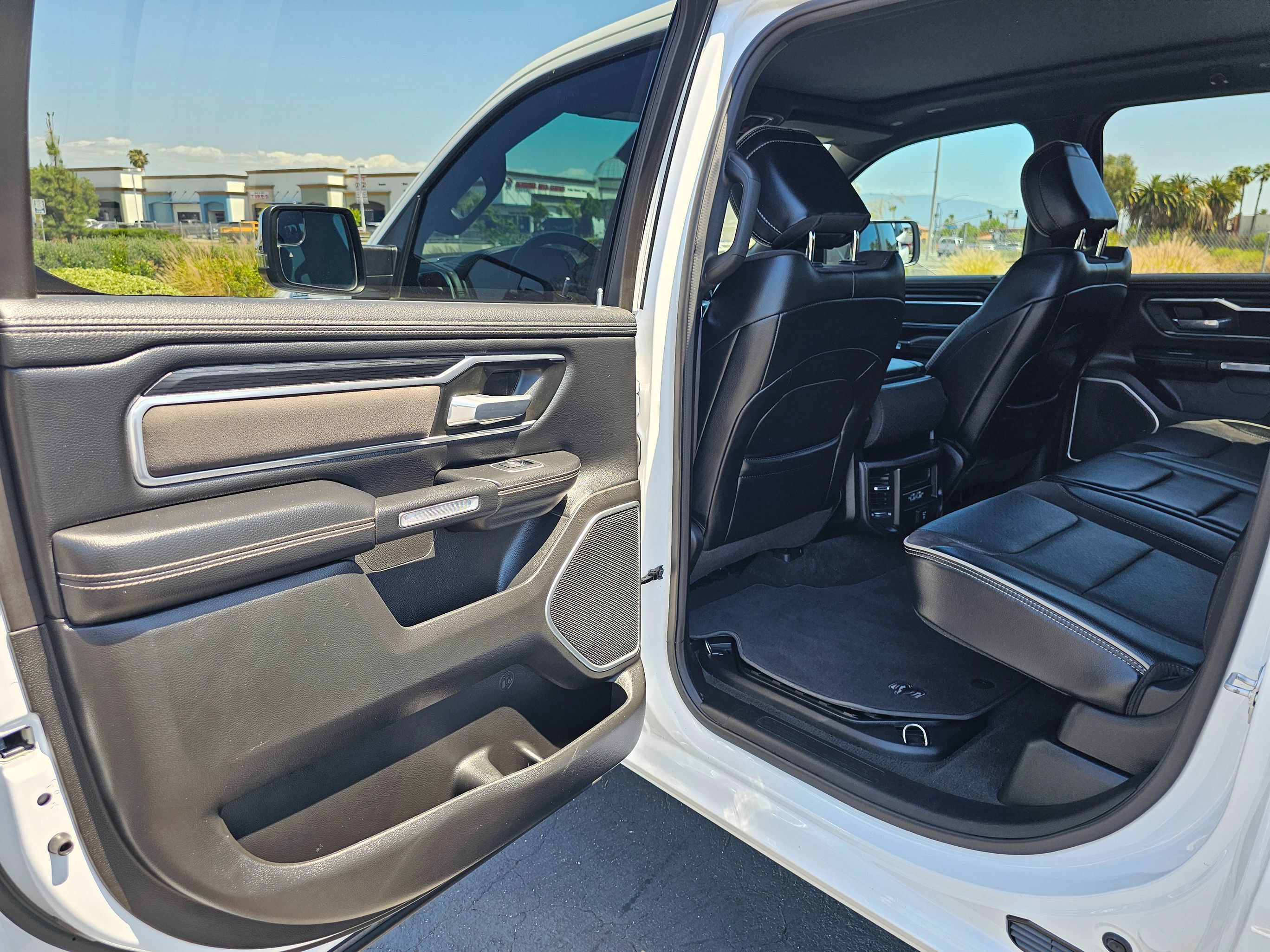 Used 2023 RAM 1500 Laramie AWD/4WD image 18