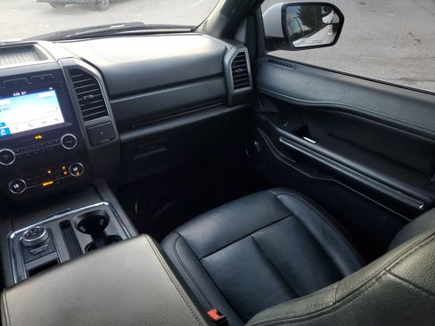 Used 2019 Ford Expedition XLT image 22