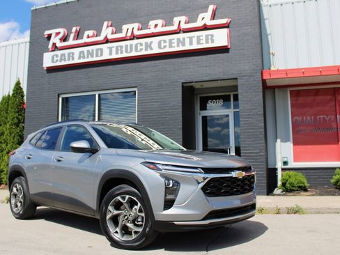 Used 2025 Chevrolet Trax LT w/ LT Convenience Package FWD image 12