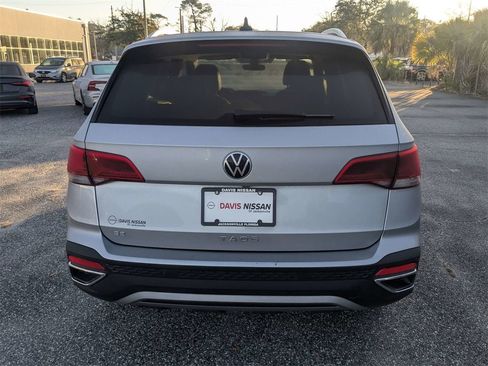 Used 2024 Volkswagen Taos SE image 5