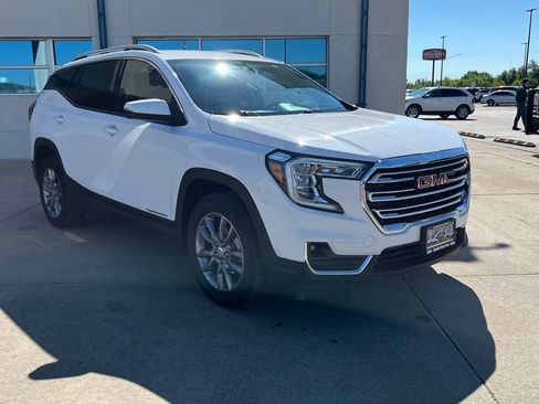 Used 2024 GMC Terrain SLT AWD/4WD image 2