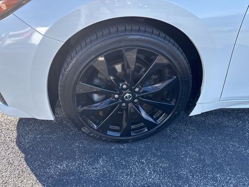 Used 2019 Nissan Maxima SR w/ Premium Package image 2