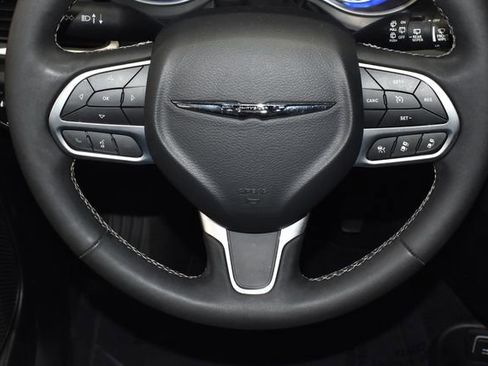 Certified 2025 Chrysler Pacifica Select image 24