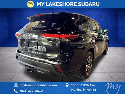 Used 2020 Toyota Highlander XLE AWD/4WD image 7