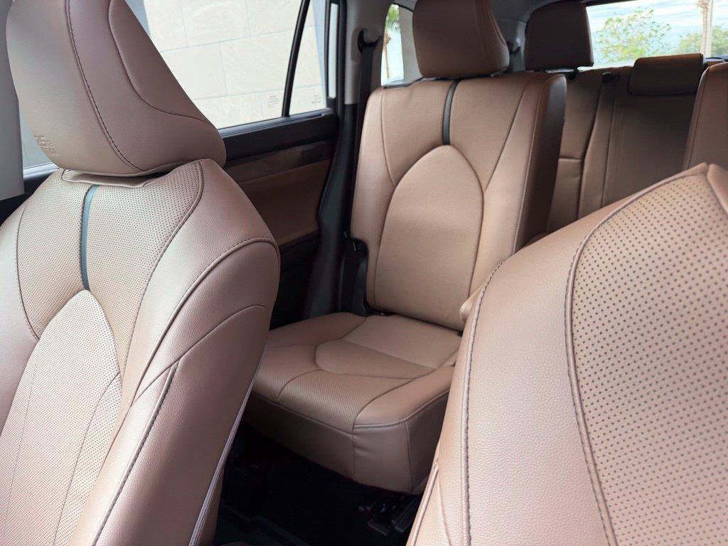 Used 2025 Toyota Highlander Limited AWD/4WD image 21