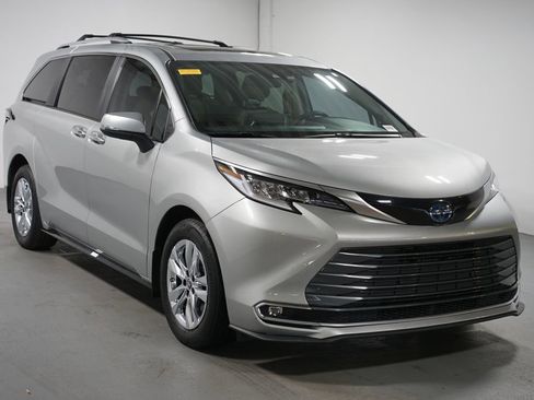 Certified 2023 Toyota Sienna Limited image 3
