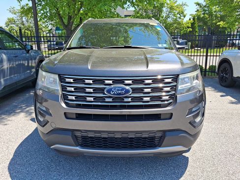 Used 2017 Ford Explorer XLT w/ Equipment Group 201A AWD/4WD image 2