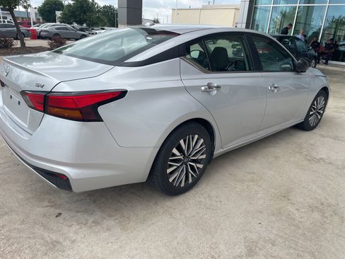 Used 2024 Nissan Altima 2.5 SV FWD image 9