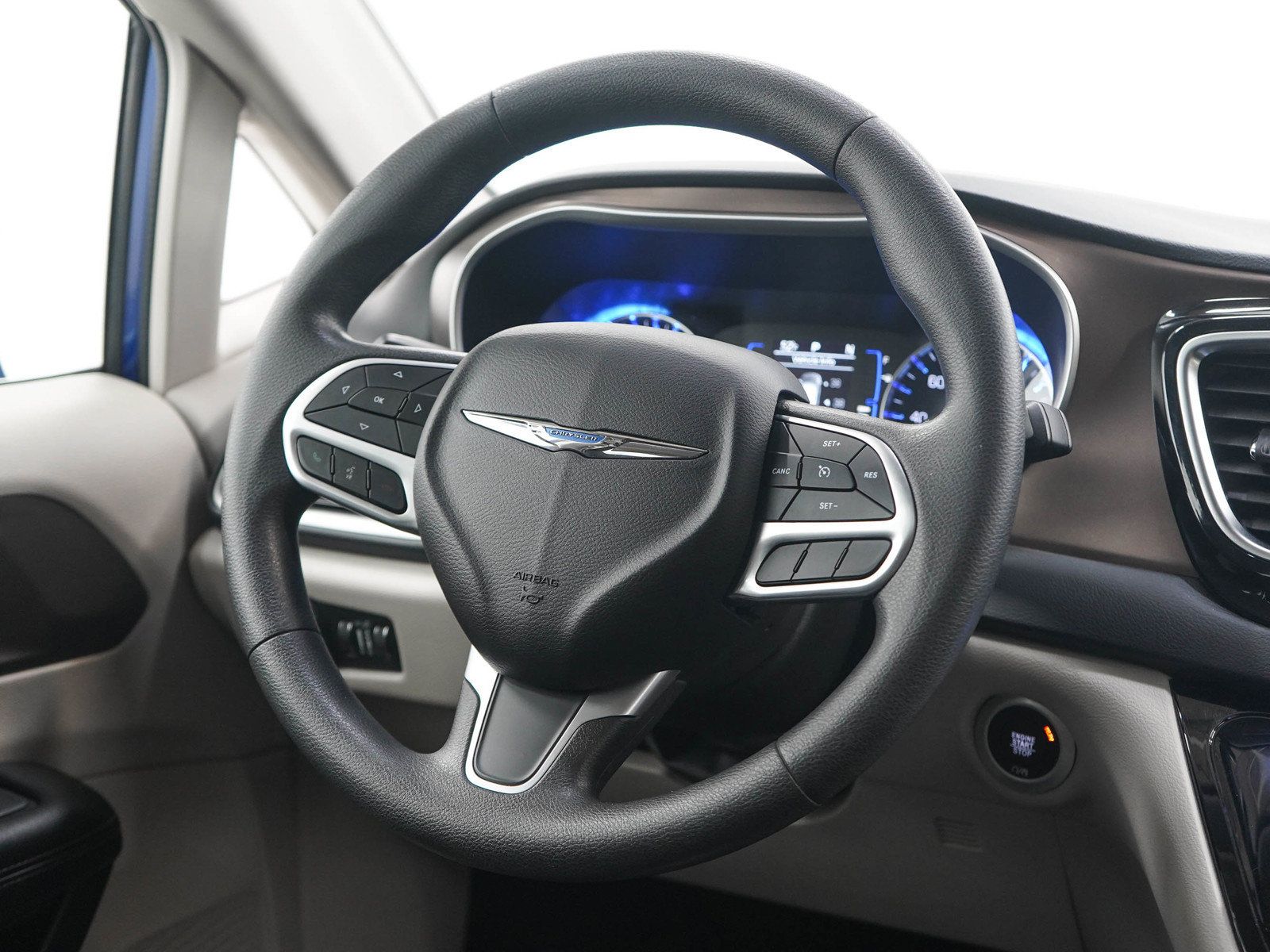 Used 2018 Chrysler Pacifica Touring Plus w/ Tire & Wheel Group FWD image 15
