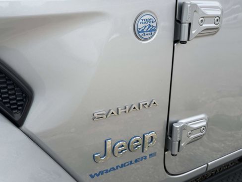 Used 2023 Jeep Wrangler Unlimited Sahara w/ Cold Weather Group AWD/4WD image 5