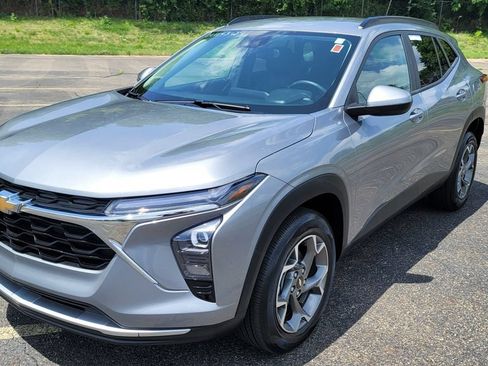 Used 2024 Chevrolet Trax LT w/ Driver Confidence Package FWD image 3