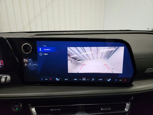 Used 2025 Chevrolet Traverse LT image 22