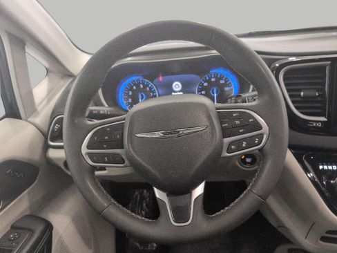 Used 2024 Chrysler Pacifica Touring-L FWD image 6